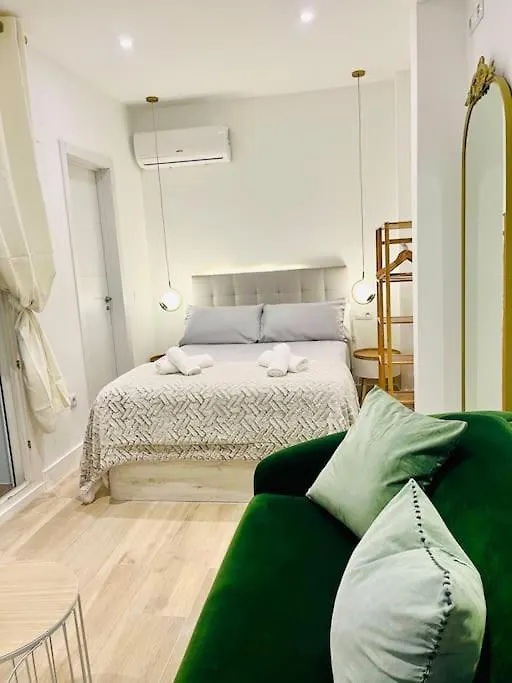 New Luxurious Studio With Patio/Center Apartment Malaga